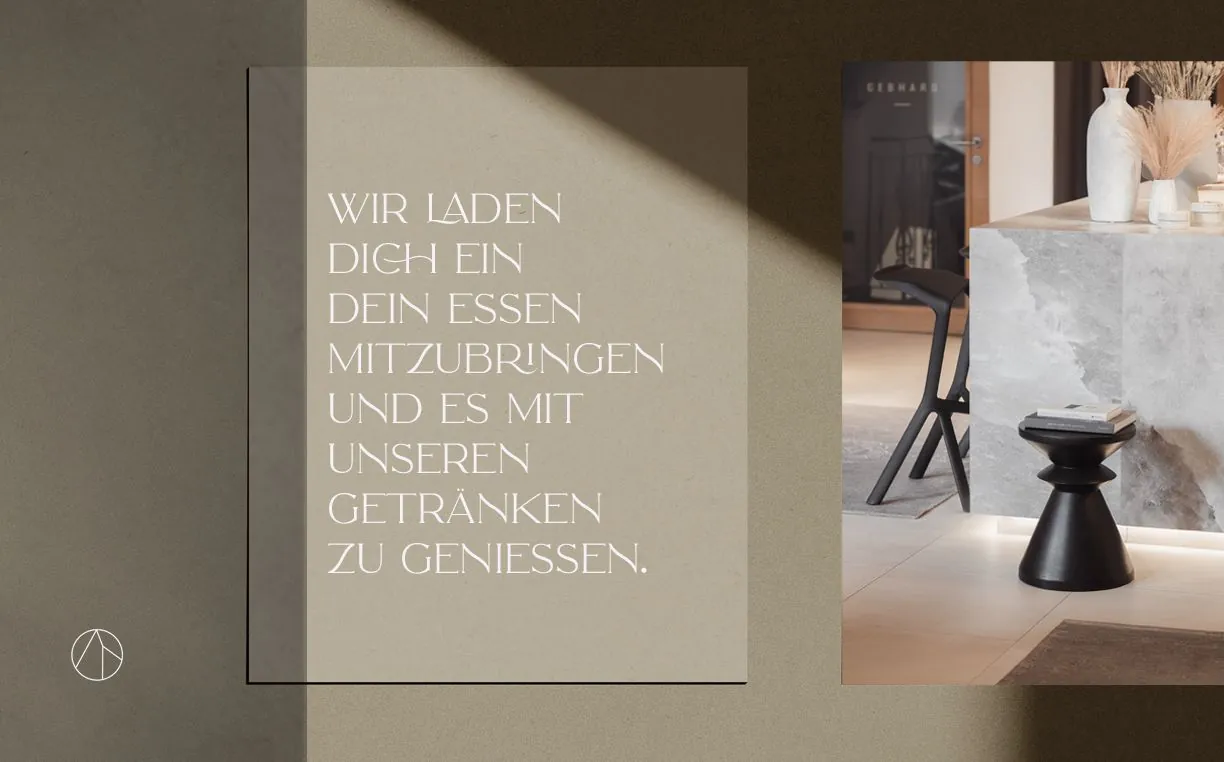 Tafel im Haus mit dem Satz: Wir laden dich ein, dein Essen mitzubringen und es mit unseren Getränken zu genießen