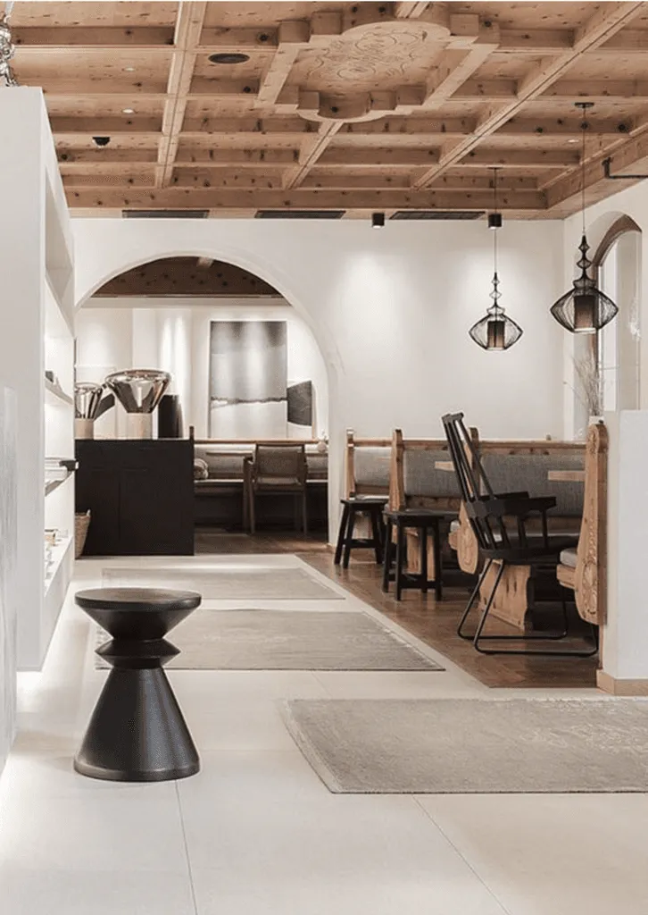 Lobby mit Altholzdecke, Rundbogen und Pendelleuchten