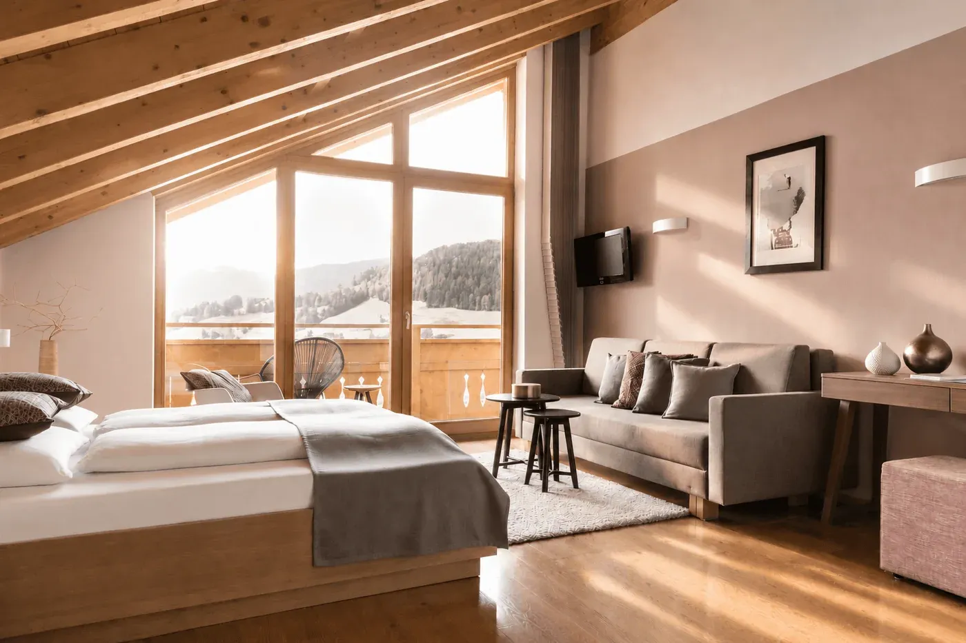 Maisonette Suite mit Doppelbett unter sichtbaren Holzbalken und Sitzbank