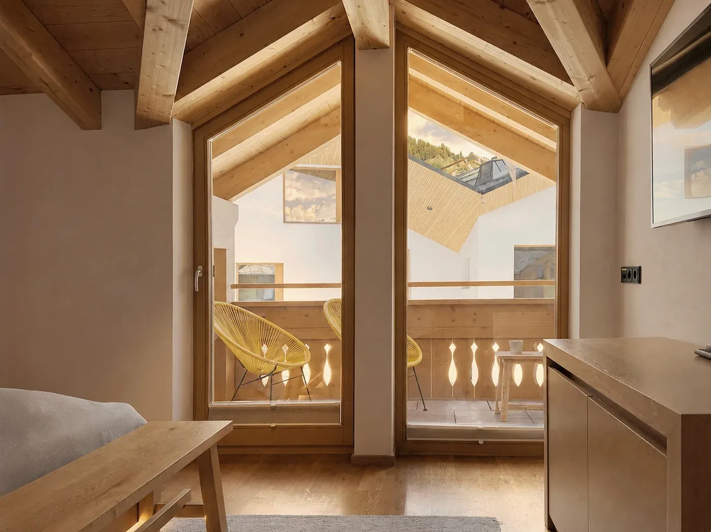 Traditionell Süd mit Sofa, Holzwand und Tisch am Fenster