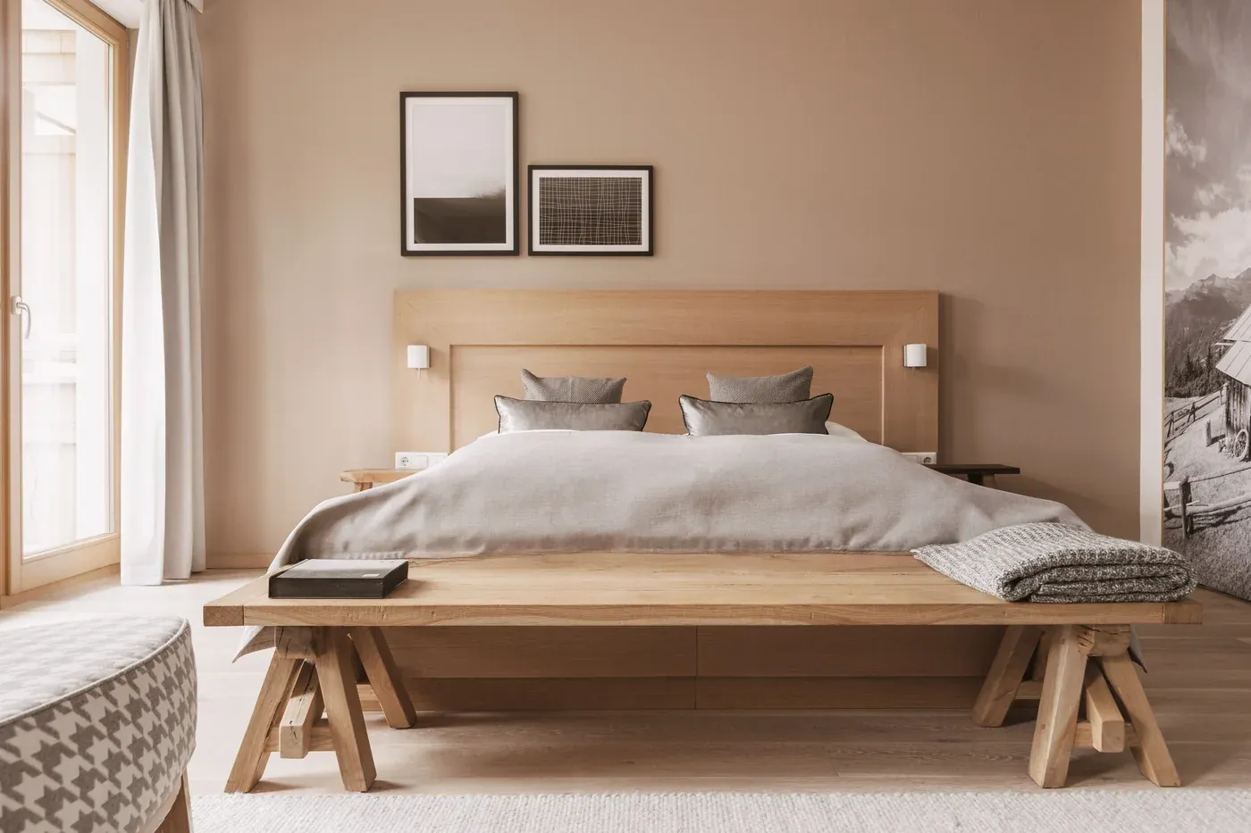 Superior mit Doppelbett, Holzbank und Bildern an der Wand