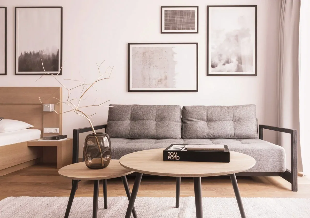 Superior Garden mit Sofa, zwei runden Tischen und Sesseln