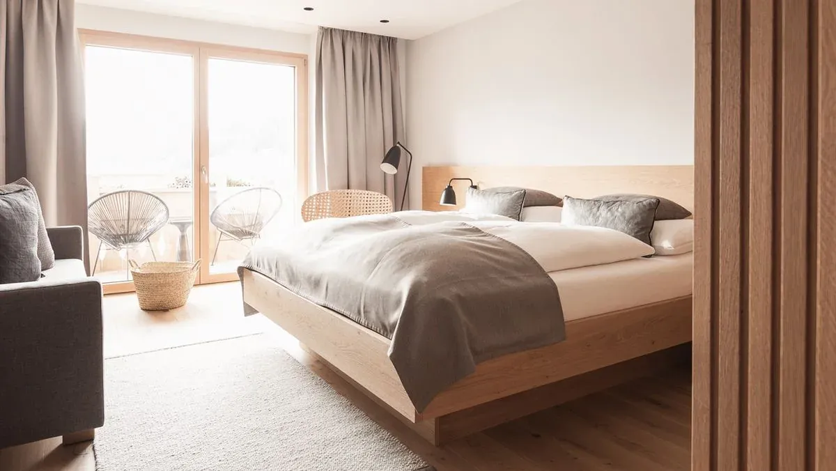 Modern Top mit Doppelbett, Vorhängen und Tageslicht