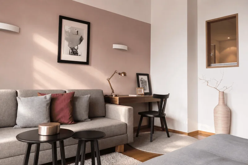 Dachschräge aus Holz über Bett, Sofa und Schreibtisch