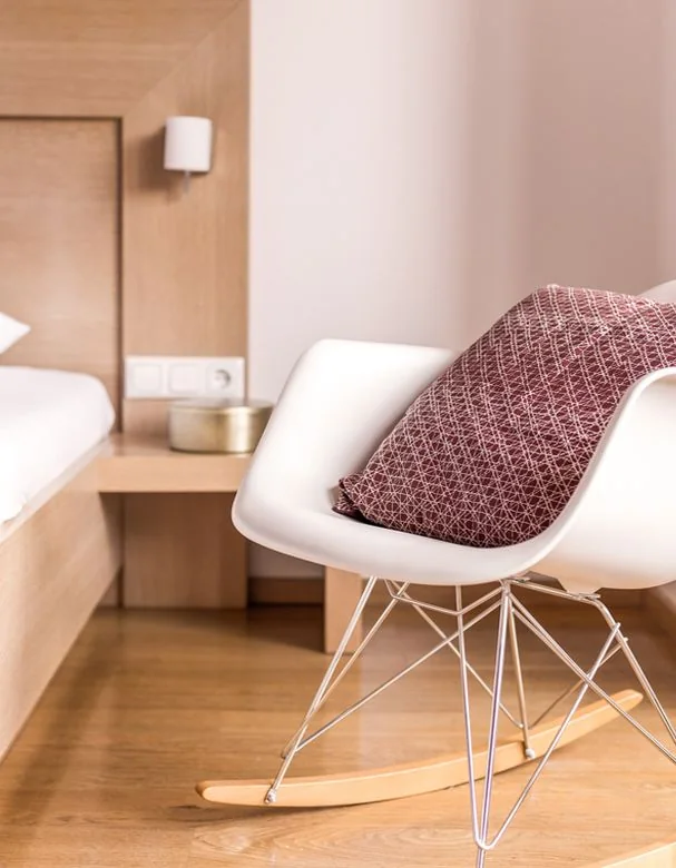 Dachschräge aus Holz über Bett, Sofa und Schreibtisch