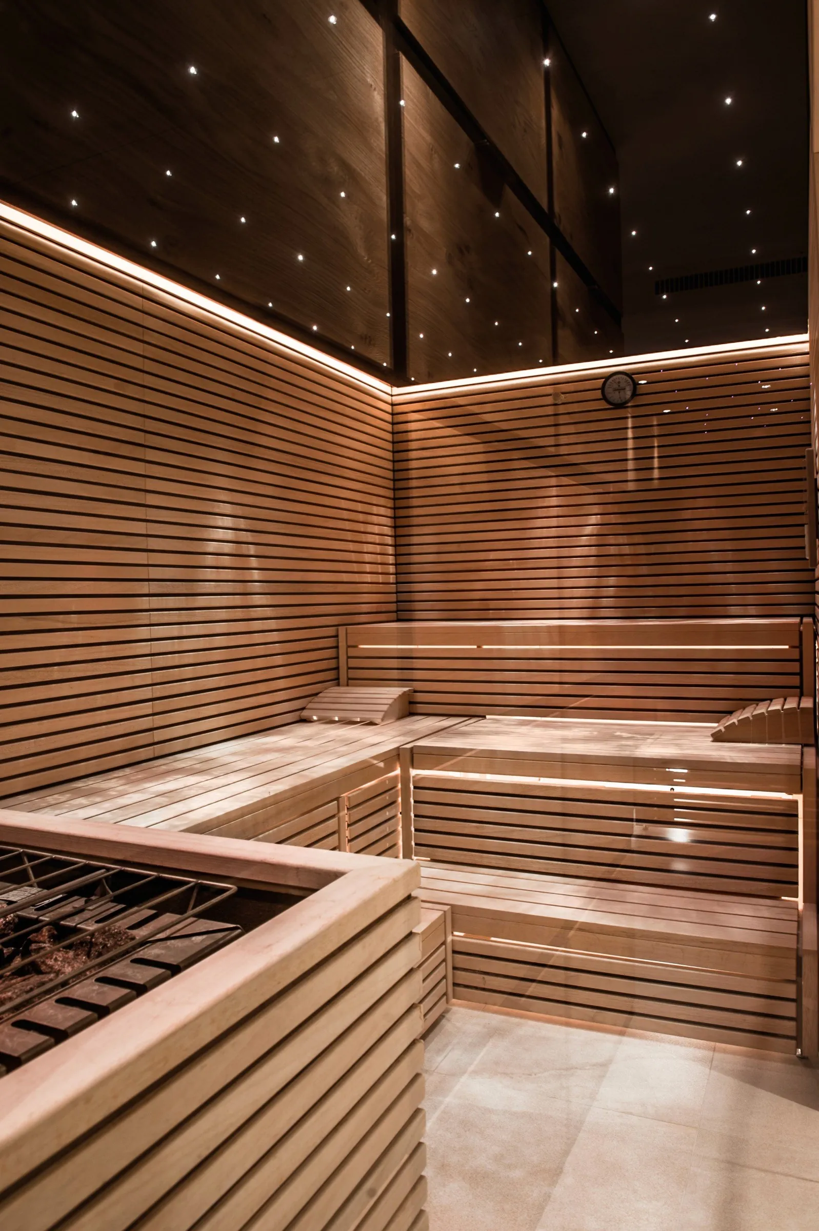 Finnische Sauna im Hotel Gebhard, Holzbänke und warmes Licht