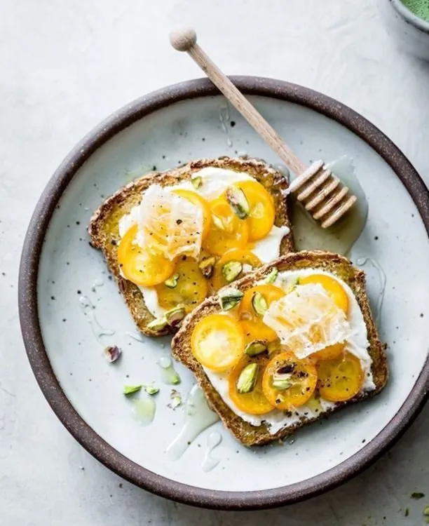 Frühstücksteller mit pochierten Eiern, Aprikosen und geröstetem Brot