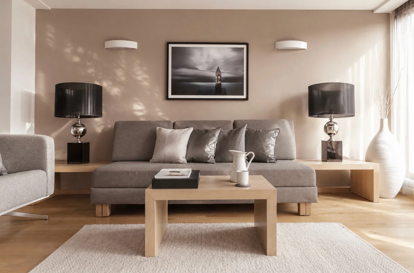 Maisonette Suite: Wohnbereich mit Sofa, Sesseln und Couchtisch