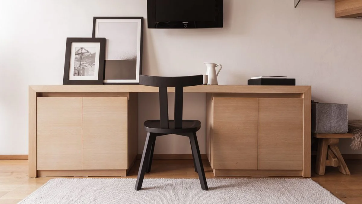 Holzsideboard mit Schreibtisch und schwarzem Stuhl