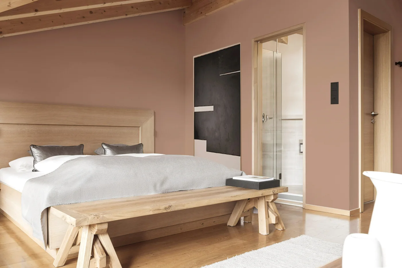 Superior Top: Doppelbett unter der Dachschräge, dahinter das offene Bad